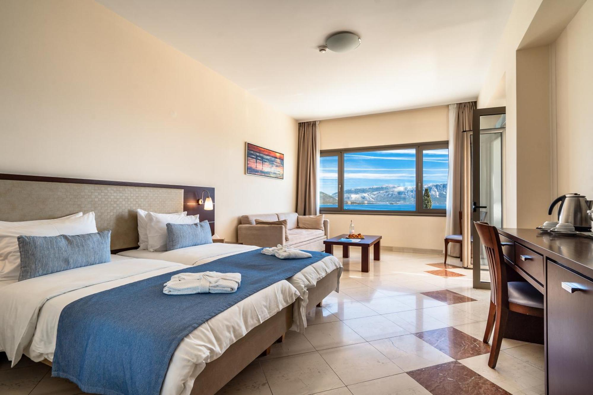 Porto Galini Seaside Resort & Spa Nikiana Zewnętrze zdjęcie A room at the hotel