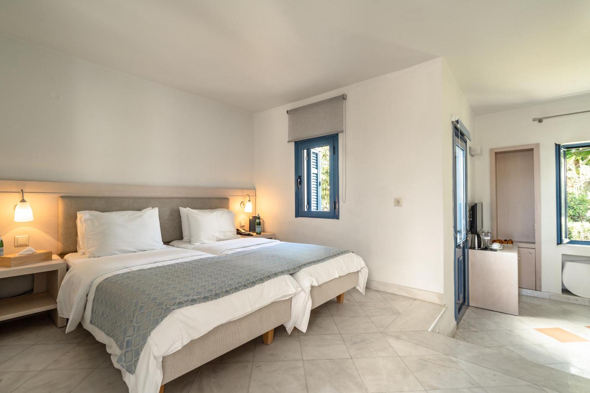 Porto Galini Seaside Resort & Spa Nikiana Zewnętrze zdjęcie A bedroom in a hotel